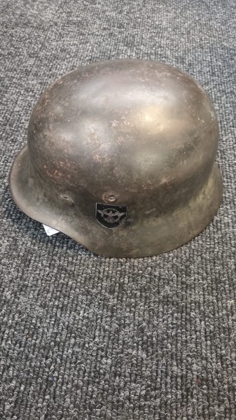 Original Wehrmacht Helm mit alten nachgemachten Polizei abzeichen