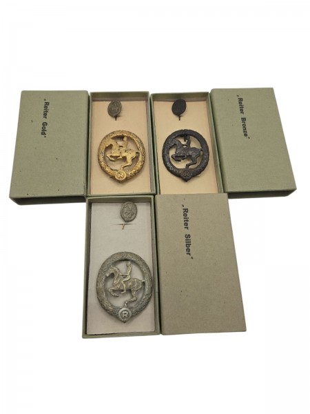 Original Reiterauszrichnungen in Gold Silber und Bronce inkl. Miniatur Nadel