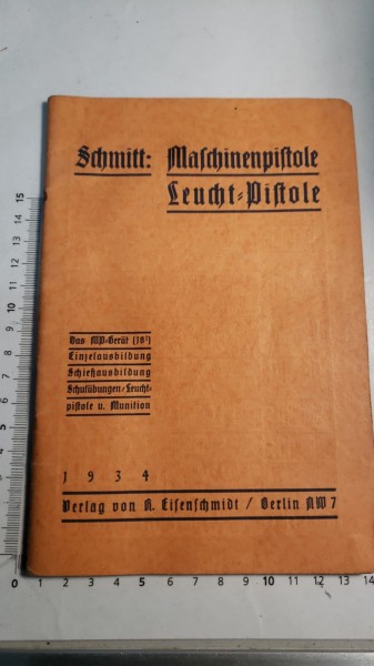 Original MP18 und Leuchtpistole Reglement 1934
