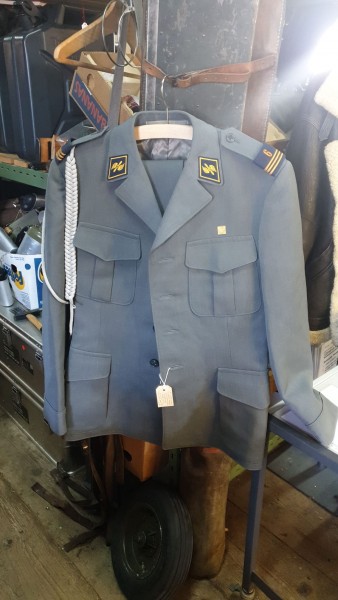 Uniform Hauptmann CH-Luftwaffe Nachrichtentechniker mit Mantel Jacke Hose und Hut