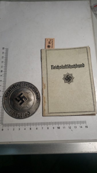 Original Reichsluftschutzbund Mitglieder Ausweis mit Plakette