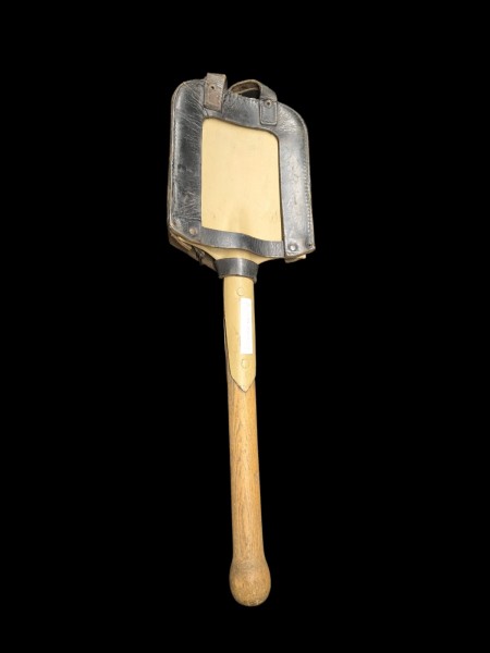 Wehrmacht Spaten übermalt