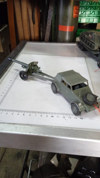 Model Kübelwagen mit Kanonne Dinky Toys