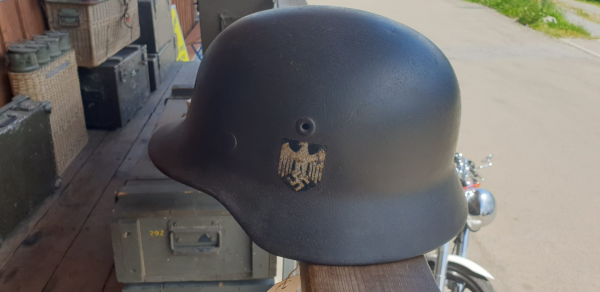 Orginal Wehrmachtshelm M40 mit Splitterschaden