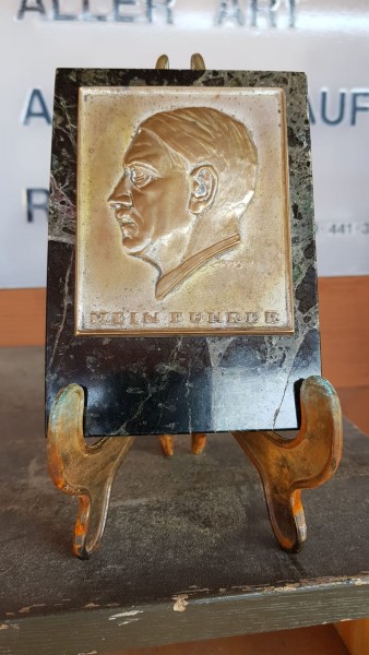 Mein Führer Relief auf Marmorsockel