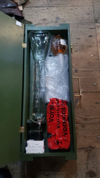Vodkakoffer mit AK47 und HG