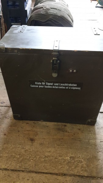 Kiste für Signal und Leuchtraketen leer CH-Armee