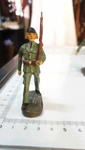 Elastolin Soldat mit Gewehr 9cm