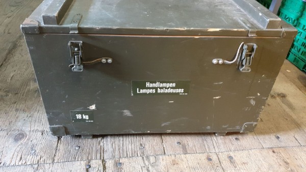 Kiste mit 4 Handlampen CH-Armee