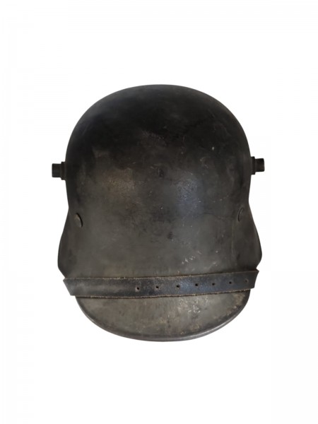 1.Weltkrieg Helm M18 von der Wehrmacht übernommen mit Original Abzeichen