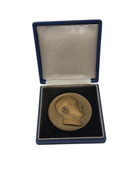 A.hitler Medaille signiert " A Hartig"