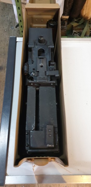 Gurtenfüllapperat zu MG 42/34 mit Kiste , Kiste restauriert