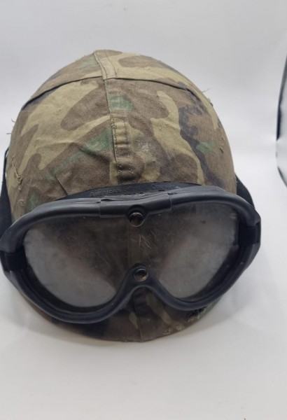 US Helm ohne Kinnriemen mit Brille