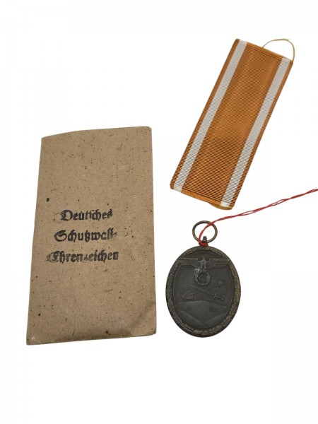 3.Reich 1933-1945 Deutsches Schutzwall-Ehrenzeichen am Band mit Verleihungstüte
