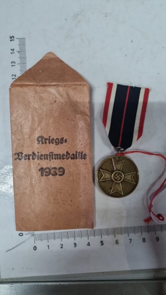 Original Kriegsverdienstmedaille + Verleihungstüte