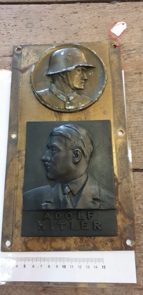 Messingplatte mit Adolf Relief und Wehrmachtssoldat