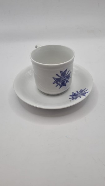 Original Kaffeetasse und Teller Kriegsverdienstkreuz mit Schwertern