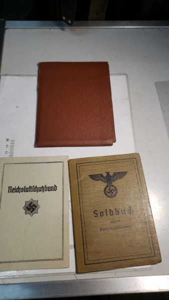 Konvolut Original Soldbuch neuwertig Reichsluftschutzbundausweis und SA Ausweis und SA Wehrabzeichen