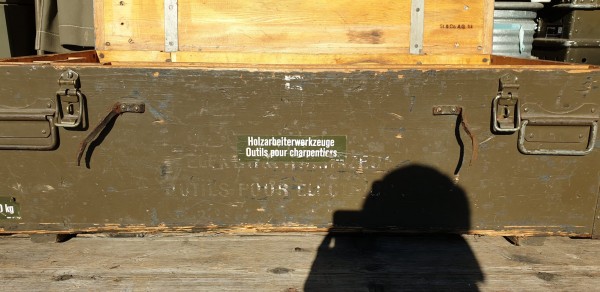 Kiste mit Holzarbeiterwerkzeuge CH-Armee